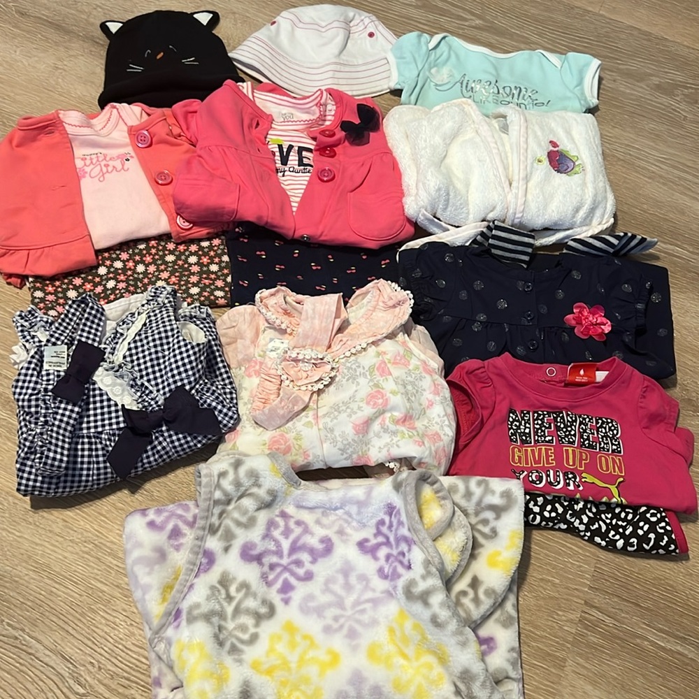 Bundle of girl 0-3 month clothes